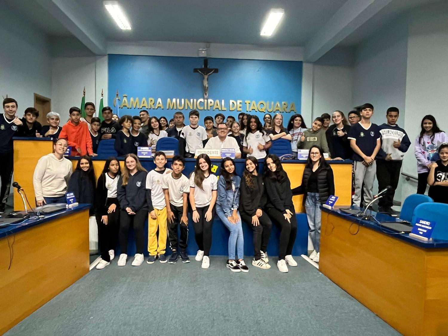 Alunos Da Escola C Vico Militar Participam De Visita Guiada Na C Mara