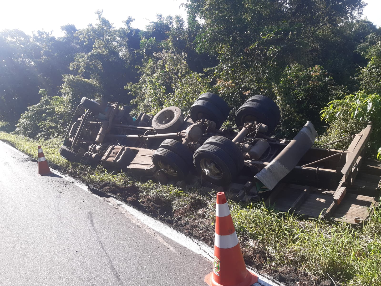 Motorista perde controle de caminhão e veículo tomba na ERS 020 em