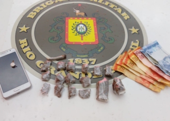 Droga, dinheiro e celular apreendidos pela polícia (Cred. Brigada Militar)