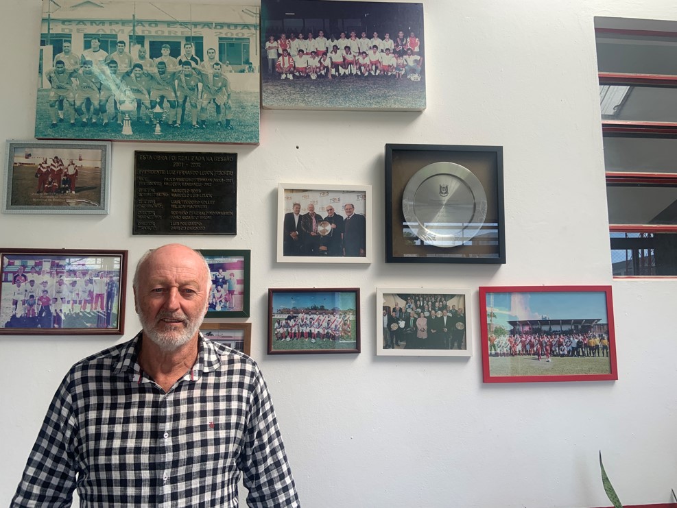 Presidente Fischer em frente a uma das paredes que exibem imagens de momentos
do clube 
Fotos: Lilian Moraes
