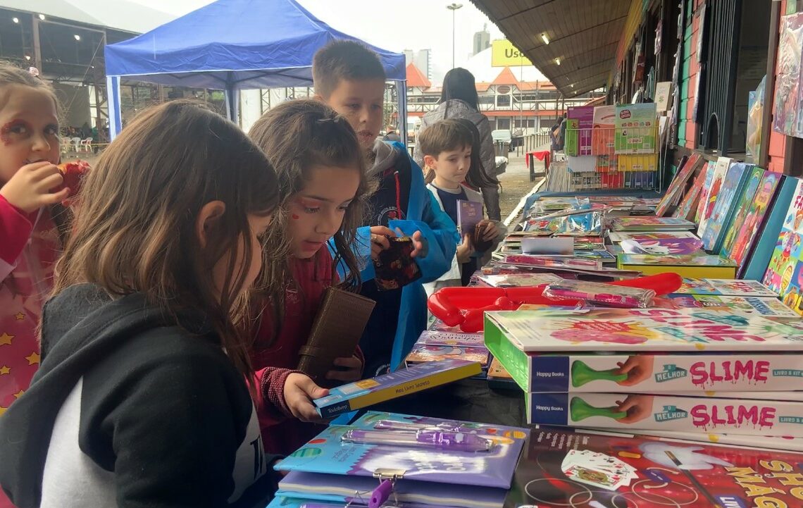 Crianças encantadas com os livros disponíveis Foto: Lilian Moraes