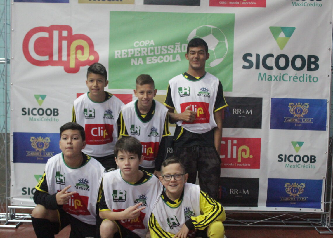 Os meninos do João Muck passaram de fase somando  6 pontos; dos três jogos, ganharam dois e perderam um   Foto: Lilian Moraes