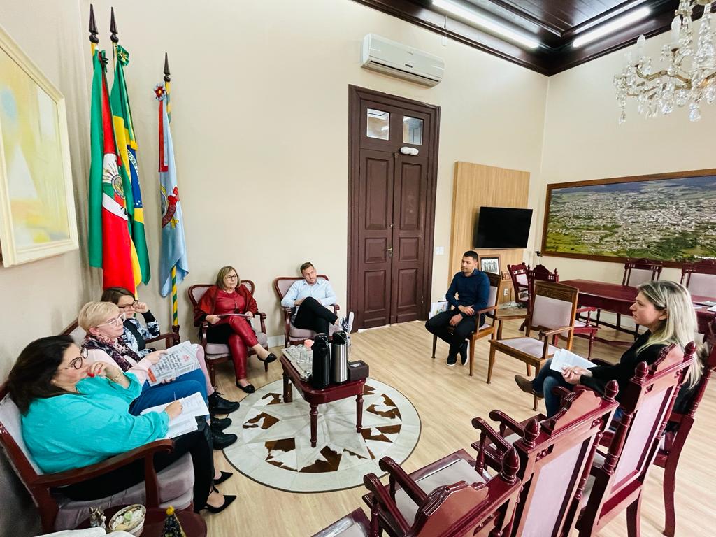 Reunião ocorreu no gabinete da prefeita Sirlei Silveira Foto: Cris Vargas/Prefeitura de Taquara