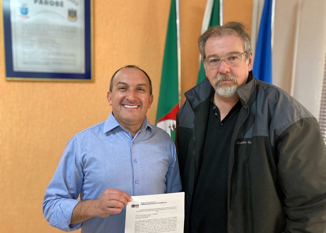 Presidente Marquinhos e responsável pela empresa de tecnologia, Álvaro Groth, após assinatura do contrato. Foto: Matheus de Oliveira