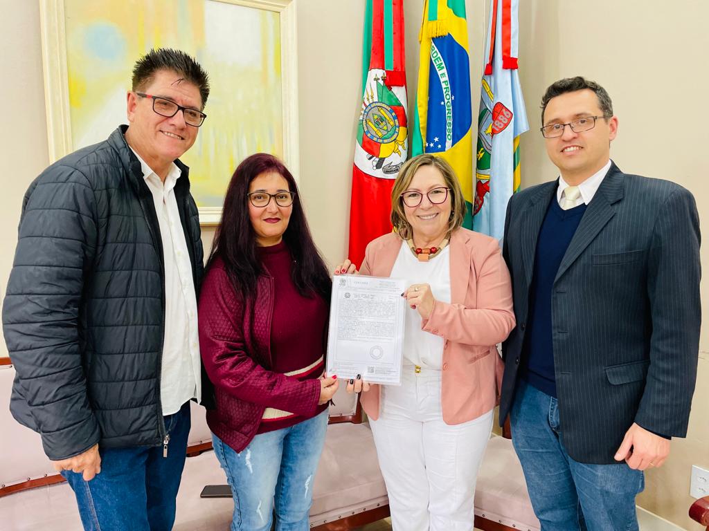 Moradora Clemi Brizolla recebeu a matrícula de sua residência em seu nome pela prefeita Sirlei Silveira

Foto: Cris Vargas/Prefeitura de Taquara