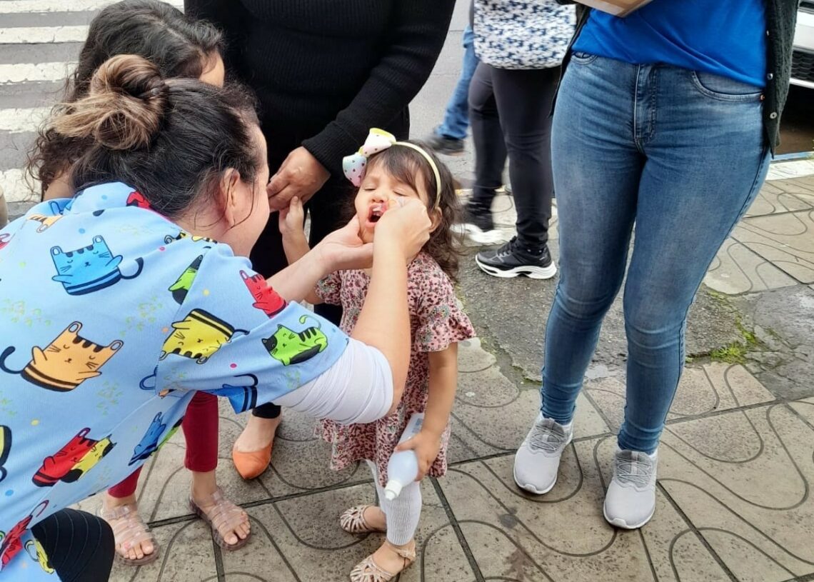 Menina recebendo a imunização no final 
de semana 
Foto: PMP