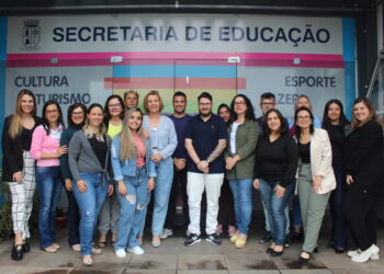 Parte da equipe da secretaria de Educação orgulhosa do prêmio recebido 
Fotos: Lilian Moraes