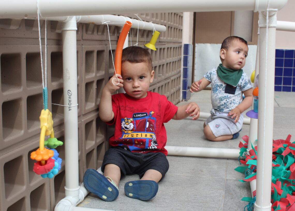 Crianças também são estimuladas a passar por obstáculos, como o labirinto
Foto: Lilian Moraes