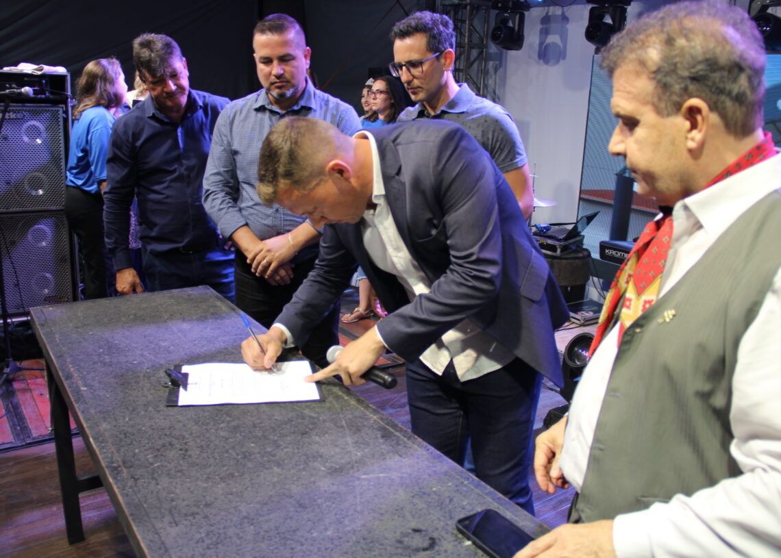 Contrato da obra foi assinado durante a abertura da festa da melancia Foto: Eder Zucolotto