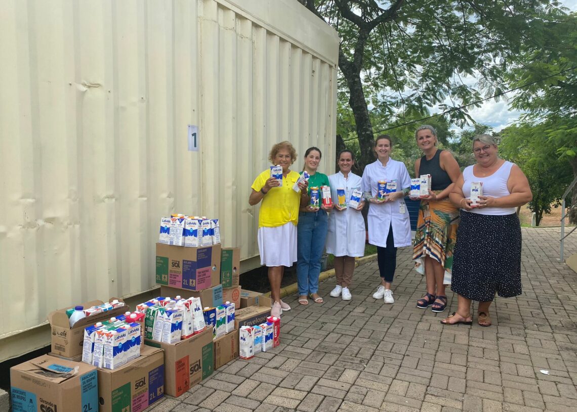 Entrega dos 200 litros de leite ao Hospital Bom Pastor Foto: PMI/Divulgação