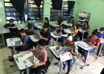 Alunos em momento de leitura do jornal nas aulas da professora Jocelaine
Foto: Divulgação