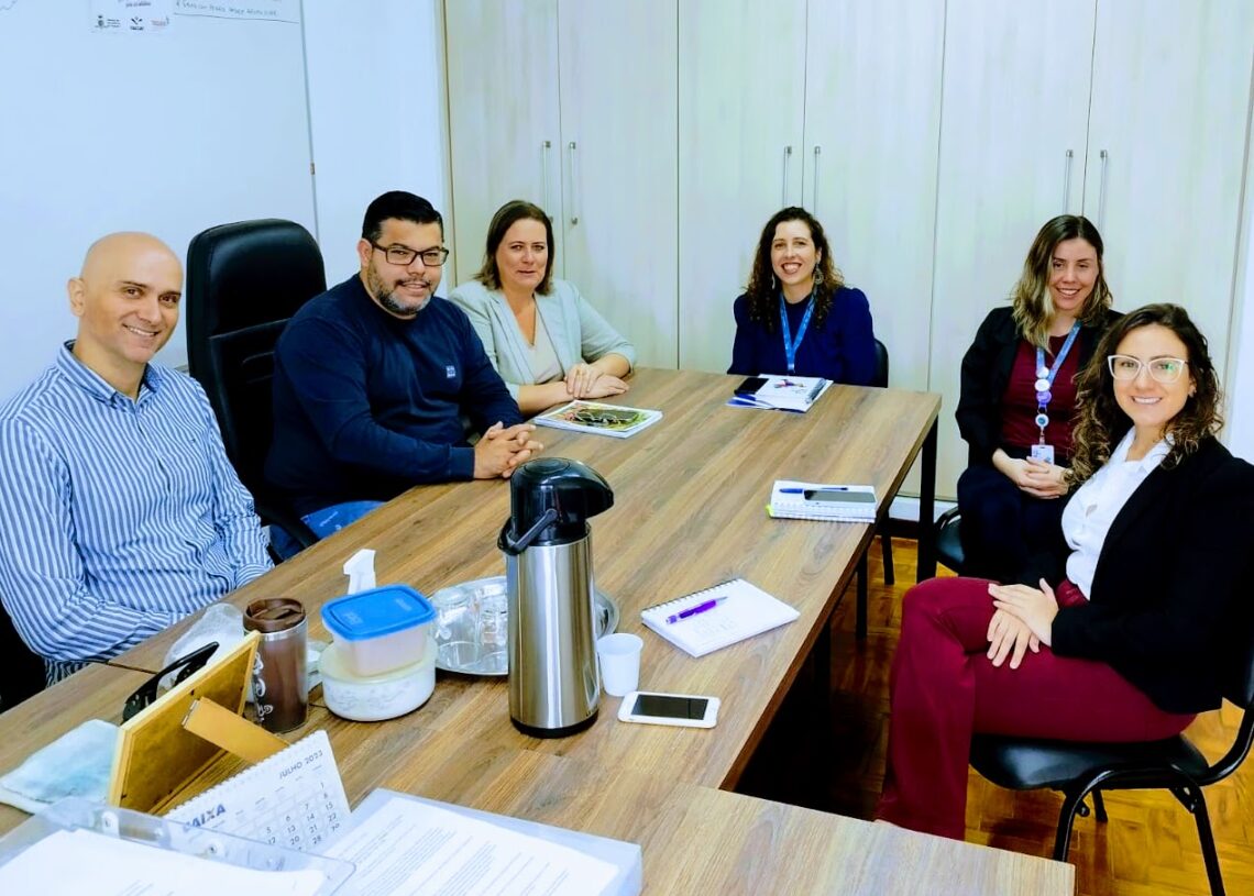 Rafael, Maurício, Karen e a equipe do Senac Karen Winkler, Karina Meneghetti e Danielle Luz em reunião sobre o Programa Foto: Divulgação
