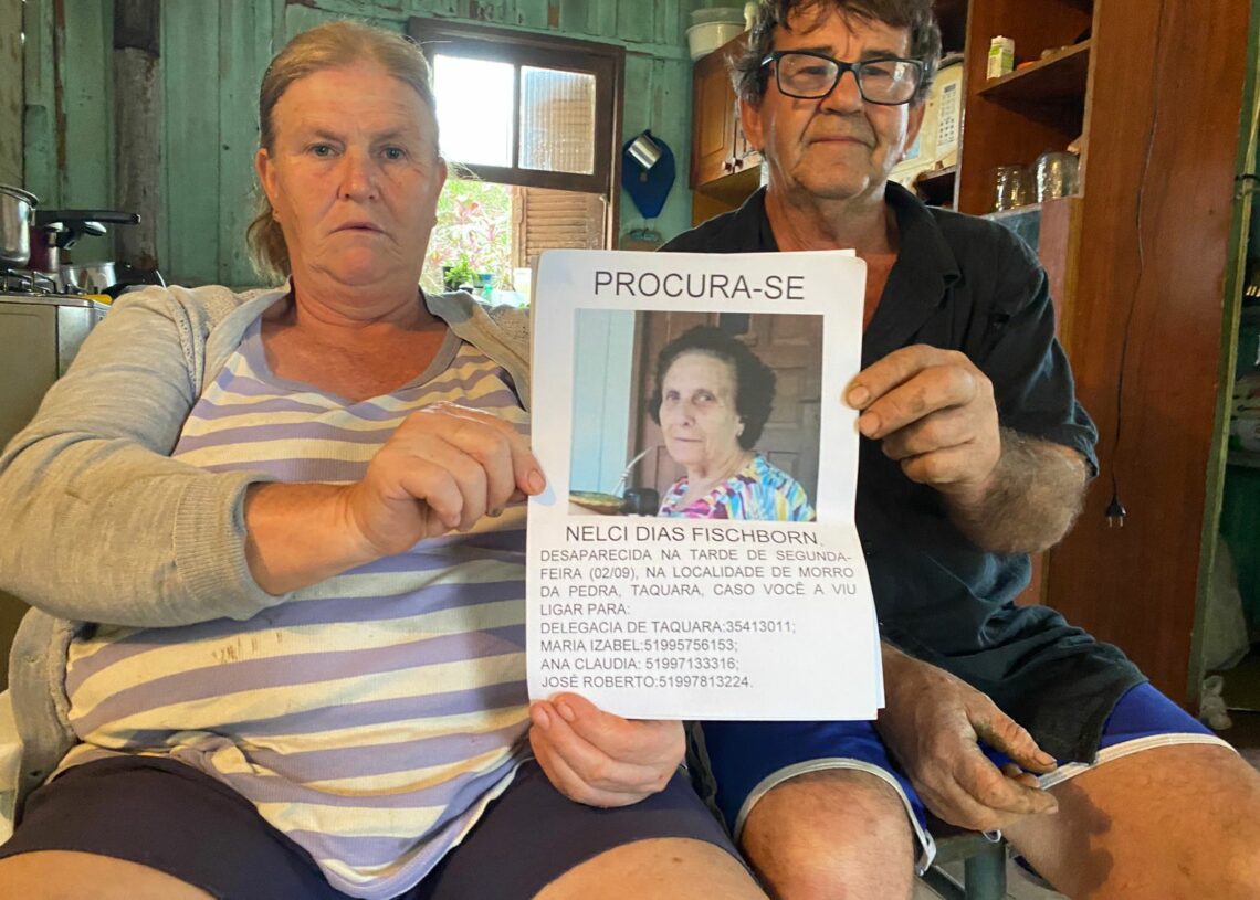 Filha Maria Izabel e genro José mostram cartazes feitos na época na tentativa de localizar Nelci 
Foto: Melissa Costa