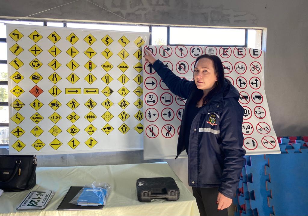 Diretora de Trânsito, Luciana Angeli, apresentou noções básicas de sinalização aos condutores de carroças Foto: Igor dos Santos/Prefeitura de Taquara