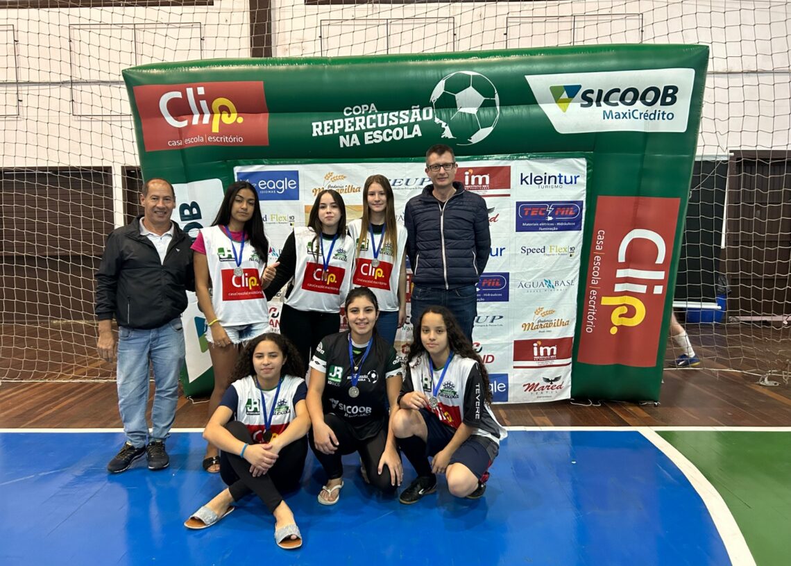 Meninas da EMEF Osvaldo Cruz conquistaram o vice-campeonato  | Foto: Luiza Simon