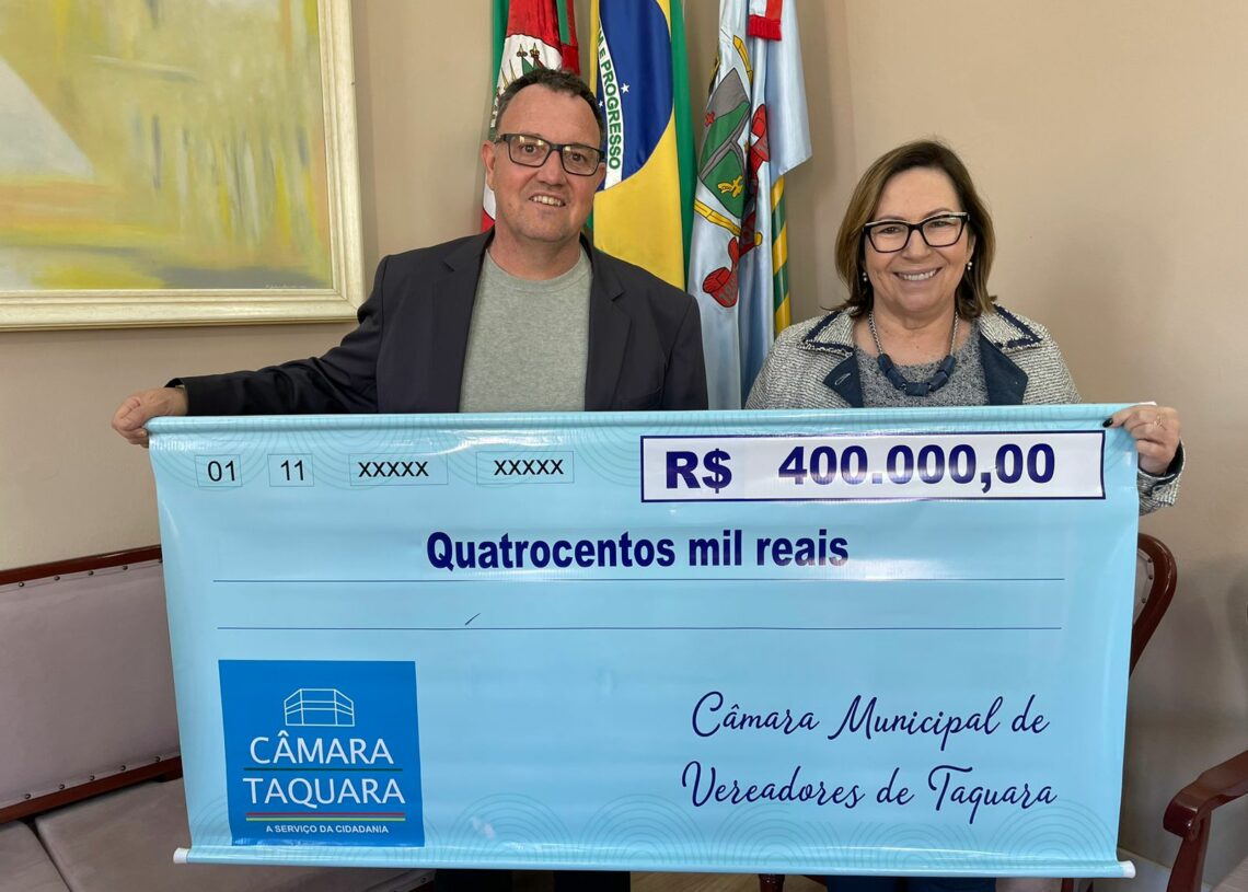 Presidente Marcelo fez a entrega à prefeita Sirlei na manhã desta quarta Foto: Cris Vargas/Prefeitura de Taquara