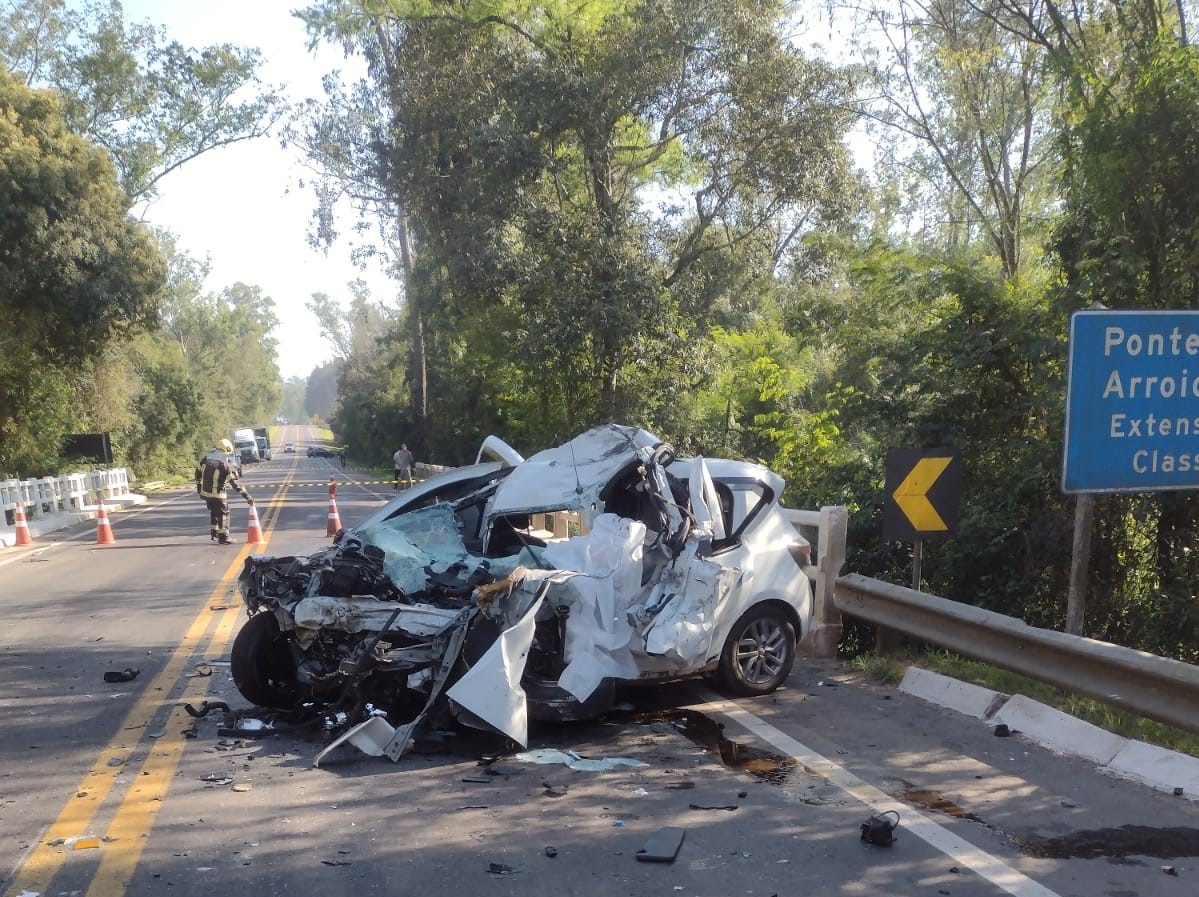 Motorista morre após colisão frontal com caminhão na RS-115, em