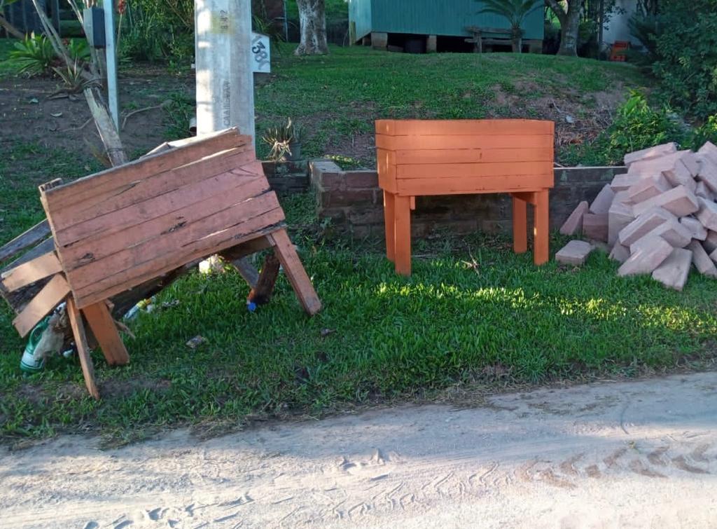 Lixeira quebrada (à esquerda) ao lado da nova (à direita) Foto: Divulgação/Prefeitura de Taquara