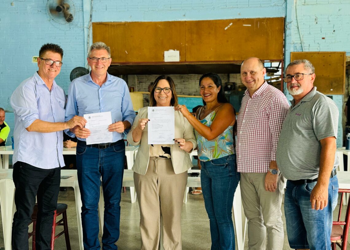 Ofícios foram entregues em almoço com a comunidade do Bairro Eldorado Foto: Cris Vargas/Prefeitura de Taquara