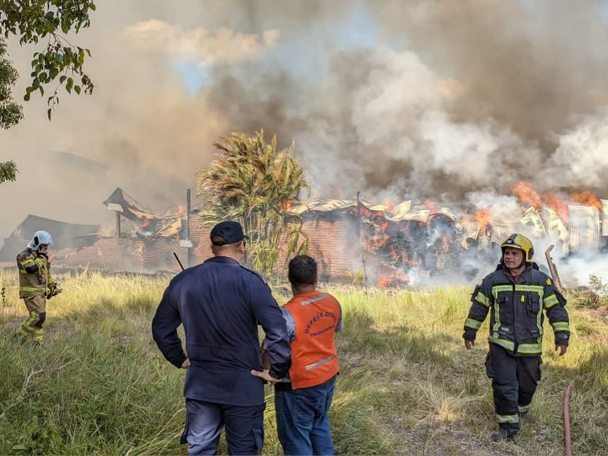 Incêndio de grandes proporções atingiu depósito de lixo    Foto: Corpo de Bombeiros Militares de Taquara.