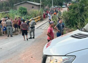 Veículo ficou cerca de 10 metros abaixo do nível da estrada da Grota, como é conhecida a via
Foto: Divulgação