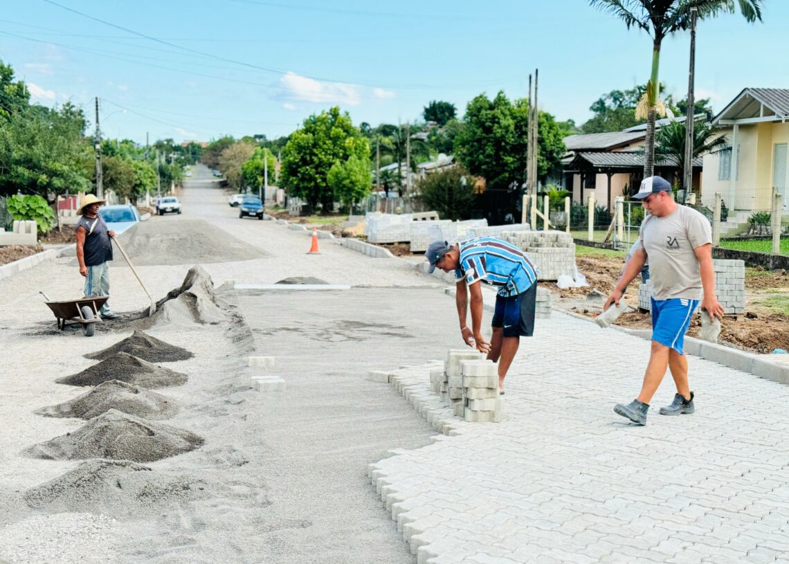 Operários trabalham na colocação dos blocos de concreto Foto: Cris Vargas/Prefeitura de Taquara