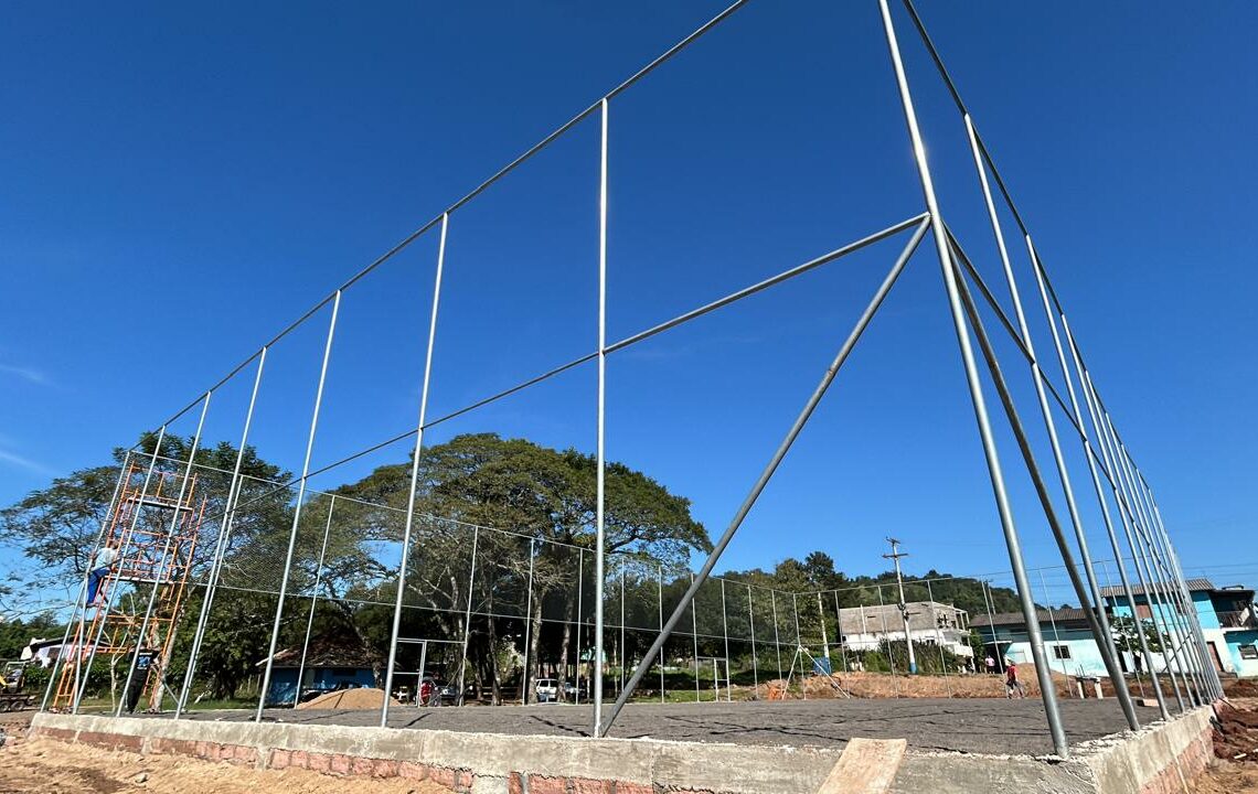 Na Vila Feliz, a estrutura da quadra está recebendo a grade e o complexo esportivo está tomando forma Foto: Lilian Moraes