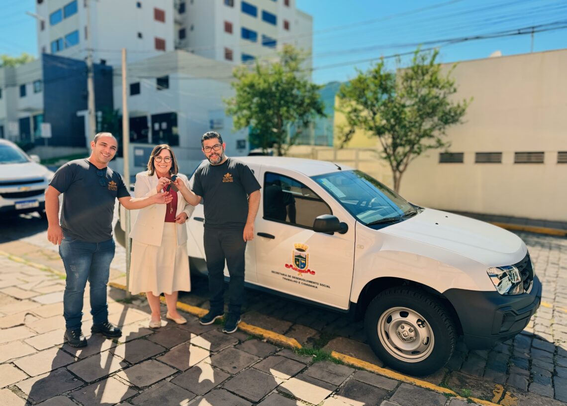 Prefeita recebeu automóvel juntamente com secretário Maurício e coordenador Eder.  Foto: Cris Vargas/Prefeitura de Taquara