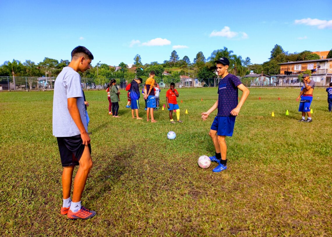 Futebol é um dos esportes praticados pelos participantes dos grupos de convivência.
Foto: Magda Rabie