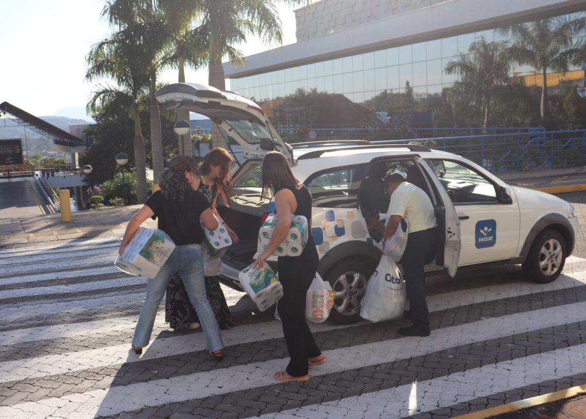 Funcionários da Faccat carregando o carro institucional com as doações para serem entregues à entidades Foto: Claucia Ferreira
